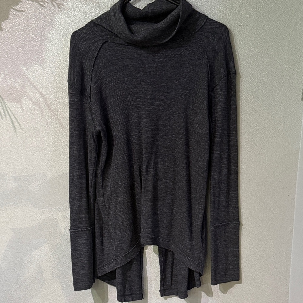 We The Free Light weight charcoal turtleneck sweater. Size large